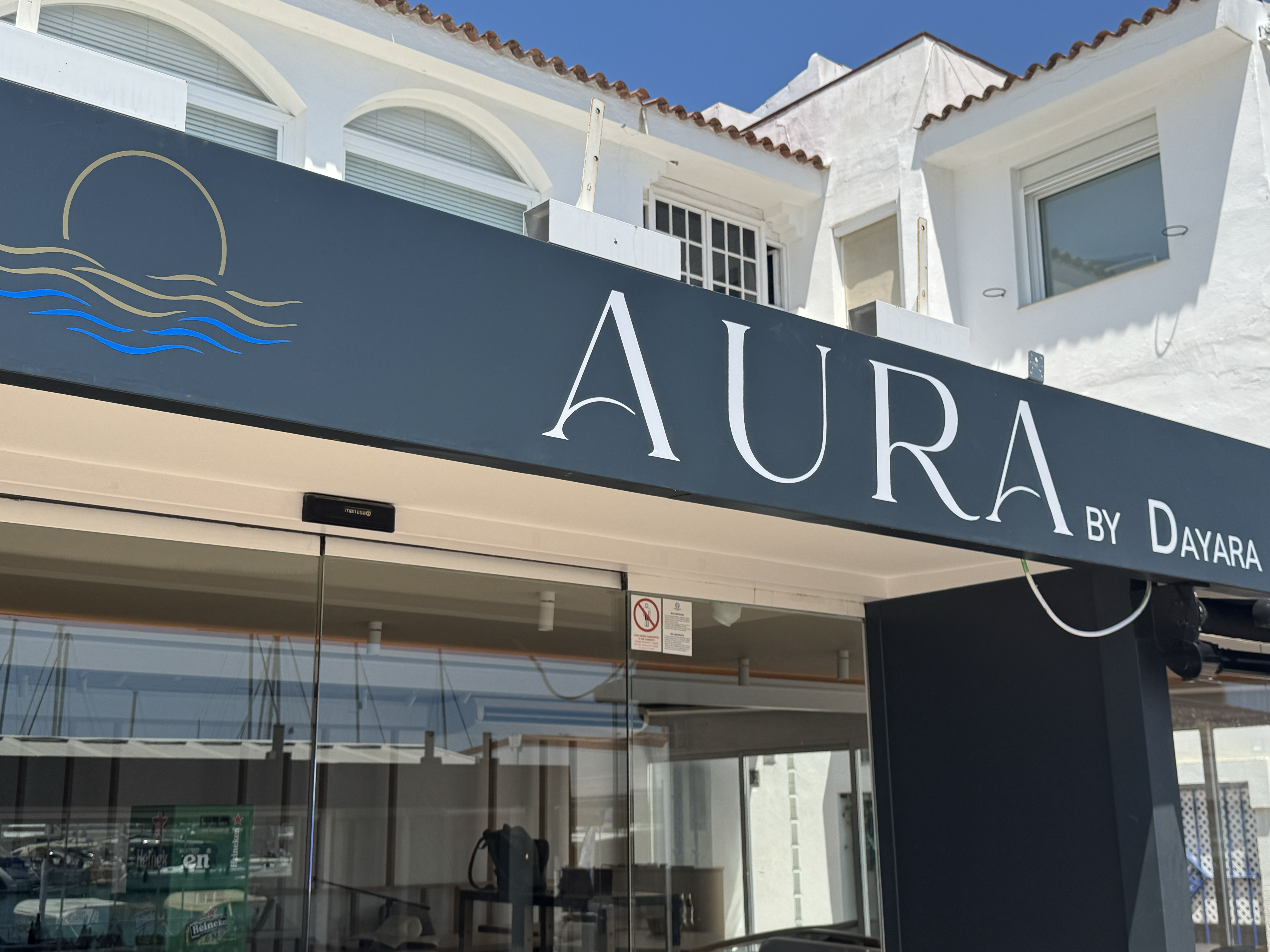 Rotulación de escaparate del Restaurante Aura By Dayara en Sitges